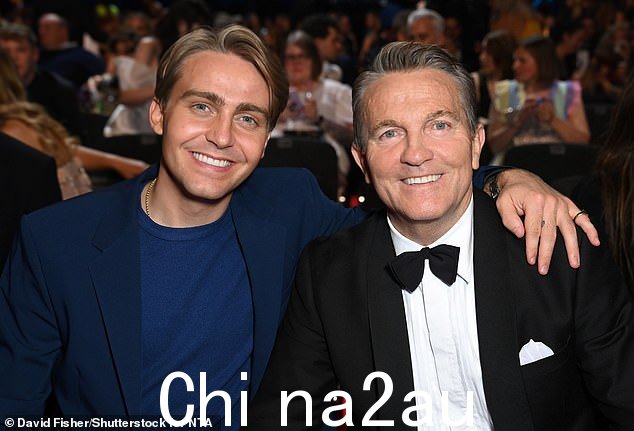 粉笔和奶酪? 25 岁的巴尼去过从印度尼西亚到旧金山和莫斯科等各地的许多旅游景点,而 63 岁的喜剧演员布拉德利却更喜欢待在家里(巴尼(左)和布拉德利(右),摄于去年 10 月)” class=