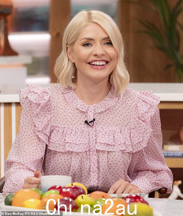 继续前进:42 岁的霍莉 (Holly) 与菲利普·斯科菲尔德 (Phillip Schofield) 一起取得了 14 年的成功,在 10 月份涉嫌绑架和谋杀她的阴谋被公之于众后,她放弃了这个令人垂涎的角色(霍莉最后一张照片)月)