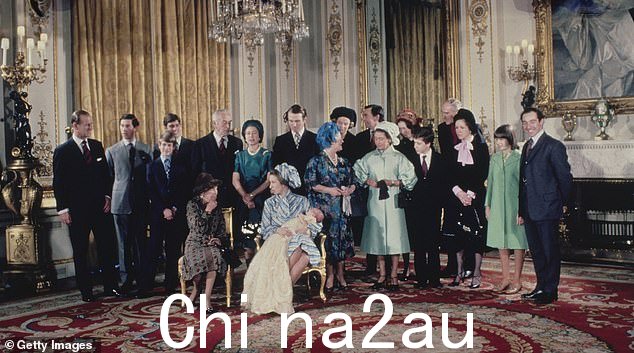 1977 年 12 月,彼得·菲利普斯在白金汉宫白色客厅接受洗礼后,王室成员与教父母合影。查尔斯同意在此时担任教父