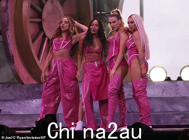 Little Mix:Leigh-Anne 与 30 岁的 Perrie Edwards、30 岁的 Jade Thirlwall 和 32 岁的 Jesy 一起加入乐队,乐队在离开后于 2021 年解散Jesy在2020年的class =“ blkborder img-share” style =“ max-width:100%” /> <p class =“ imagecaption”> Little Mix:Leigh-Anne与30岁的Perrie Edwards一起加入,Jade Thirlwall, 30岁,现年32岁的杰西(Jesy)在2021年解散的乐队中。在我的职业生涯中,去了治疗。当我们决定暂停《Little Mix》时,我觉得有必要回去。我们所有人都做到了。</p> <p class =“ mol-para-with-font”>'实际上,它比我们的中断时间早一些。我们是一家人,我们四个人就像姐妹一样,从十几岁开始就是这样,所以说失去一个成员是一次痛苦的经历并不夸张。</p><p class= “莫尔·帕拉(Mol-Para) - 菲特(Font-font)>'当您在如此长的时间内感受到如此多的爱与支持时,然后突然消失了,您永远不会完全理解为什么会受到伤害。'</p> <p class =“ mol-para-with-font”>'治疗帮助我,帮助我们所有人,处理发生的事情并管理随之而来的情绪。现在,所有这些混乱都在我身后,甚至不值得评论。我们已经向前迈进了更加明亮,更强大的事情。 </p> <p class =“ mol-para-with-font”>谈到近亲佩里(Perrie)和贾德(Jade)时,雷·安妮(Leigh-Anne)完成了笔:'经验使我们三个人更加紧密地在一起。” </p> <p class =“ mol-para-with-font”>耶稣以前在小混音期间发表了她毁灭性的心理健康斗争 - 揭示她对2020年不后悔,因为她必须在2020年离开乐队保护她的心理健康。</p> <p class =“ mol-para-with-font”>杰西承认,她没有与乐队的其他明星交谈 - 佩里,利·安妮和玉了两年。<<<<<<<<<<<<<< /p><p class=