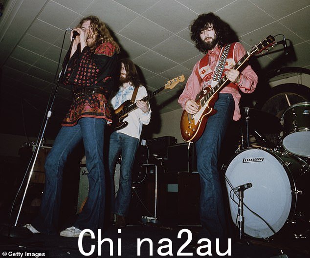 回顾过去:歌手 Robert Plant、贝斯手 John Paul Jones 和吉他手 Jimmy Page 在 1969 年演出