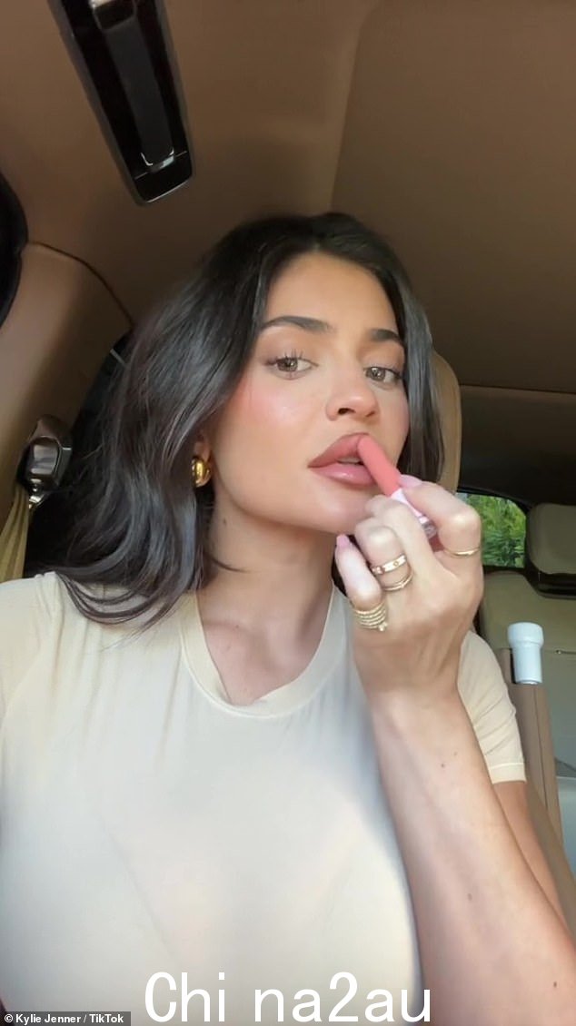进行交易:2019 年,她将 Kylie Cosmetics 的多数股权出售给 Coty