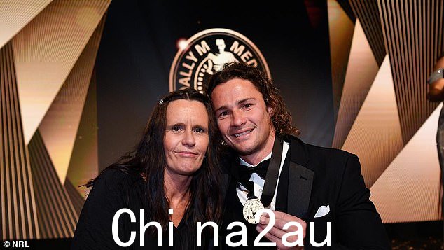 Nicho Hynes 说他的母亲朱莉预测他会入选澳大利亚队(如图,在 2022 年赢得 Dally M 奖章后)