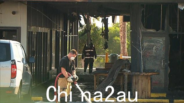 特纳女士在凌晨 2 点被警察叫醒,得知她的咖啡馆被大火吞没,不久后赶到,发现里面一片狼藉