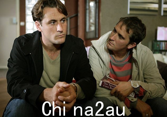 原创:他在 1995 年 10 月的首集中首次出现在这部流行肥皂剧中,是任职时间最长的演员(与兄弟约翰在 2005 年肥皂剧合影)