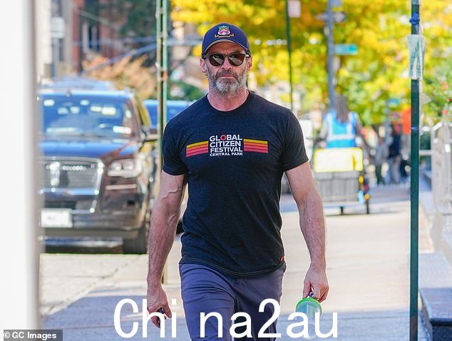 休最近让粉丝们了解了他的单身汉生活,在分手后,他周围也有亲密的朋友