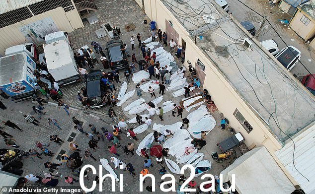 人们聚集在一起哀悼在加沙地带以色列空袭中丧生的人