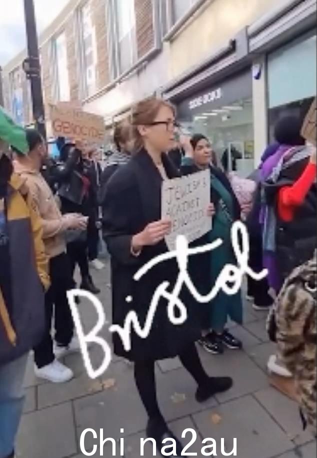 今天早些时候发布的视频显示,一名年轻女子高呼支持“自由巴勒斯坦”的口号,大约 20 名其他人举着巴勒斯坦旗帜和标语牌加入其中