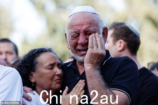 他们的亲人哀悼他们的逝去,并向逝者分享最后的讯息