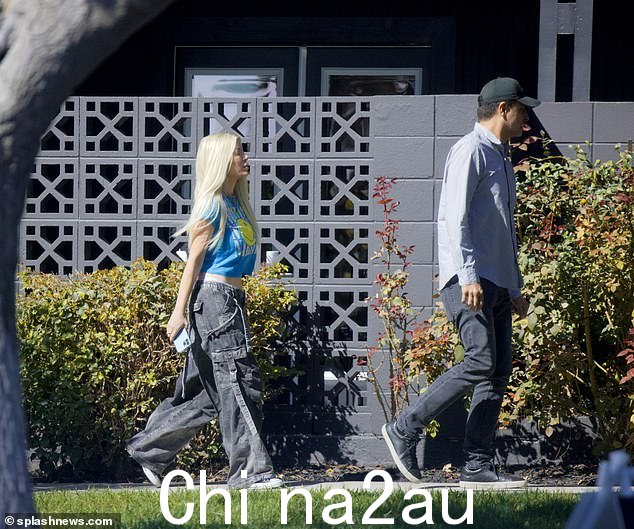 可怕:在她和孩子们迅速撤离最后一个出租屋后,她正在寻找新的住处。一名邻居男子用 AR-15 突击步枪将自己锁在家里后,他们显然担心自己的安全