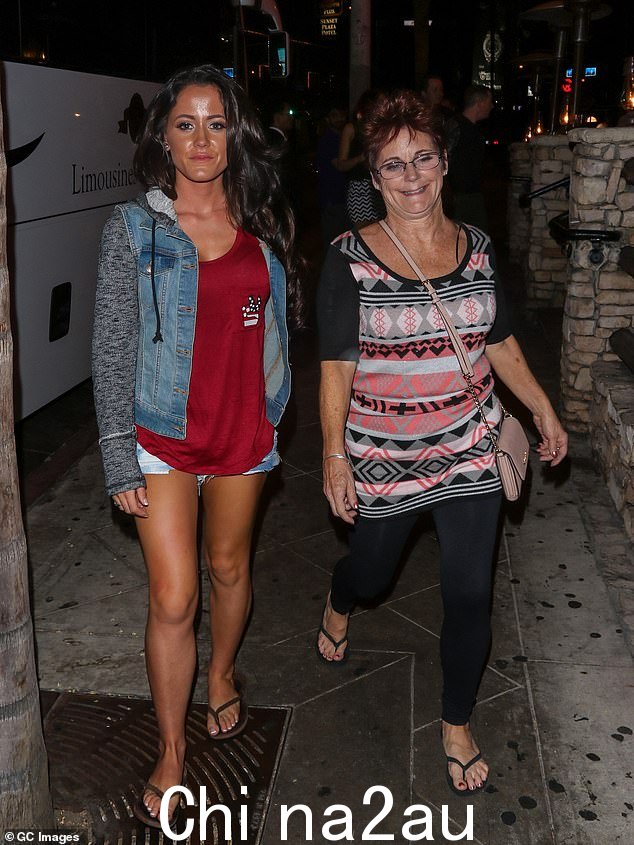 Jenelle 说,‘我认为最让我受伤的是我自己的父母会这样对我,我自己的父母造成了这整个风暴,该死的风暴 - 这只是伤害,因为我永远不会那样对待我的孩子。 2015 年 8 月在洛杉矶拍摄的照片