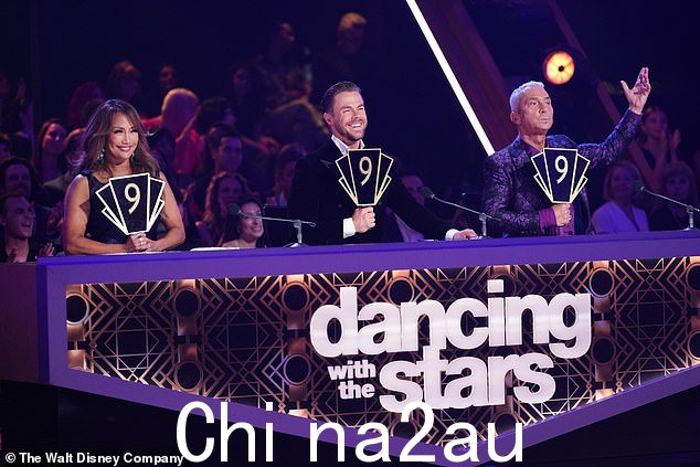 每周二在 ABC/Disney+ 上播出! Hough 还与 Carrie Ann Inaba(左,周二拍摄)和 Bruno Tonioli(右)一起担任《与星共舞》第 32 季的评委