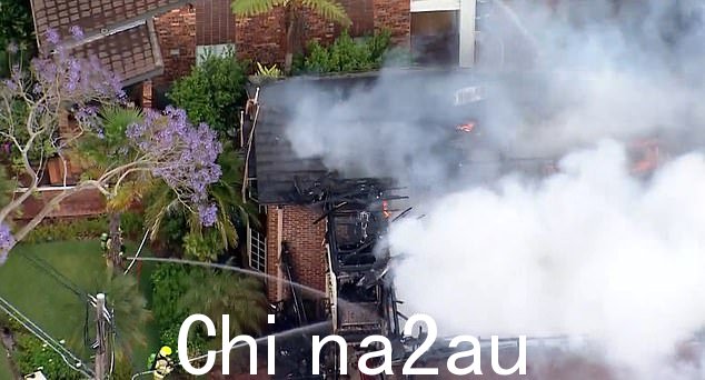 牡蛎湾一栋两层住宅(上图)被熊熊大火吞没,所有住户均已安全疏散