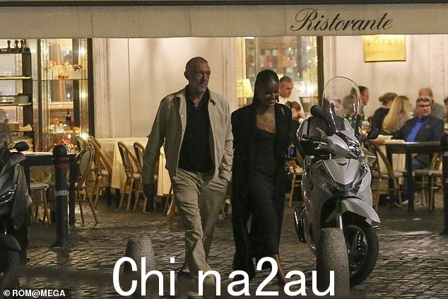 难以置信:与此同时,Narah 穿着低胸黑色中长连衣裙,搭配配套的风衣,展现出迷人的魅力