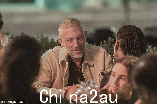假期:上周文森特在里约热内卢海滩旅行时携带 PDA 时,似乎确认了他与巴西模特 Narah 的关系