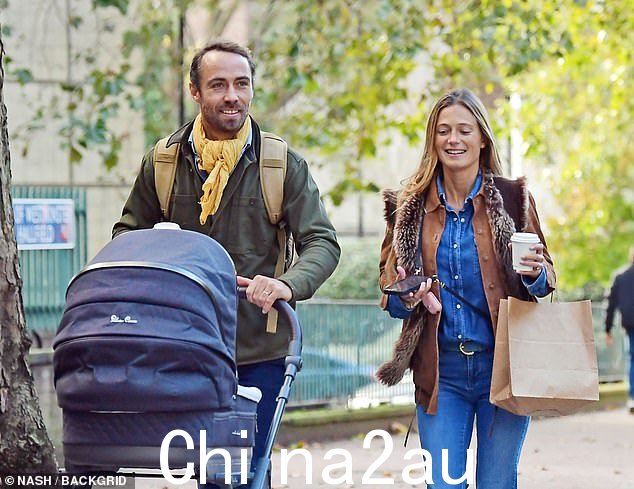 Alizee 与 James 一起欢笑并享受新的父母身份时满面笑容