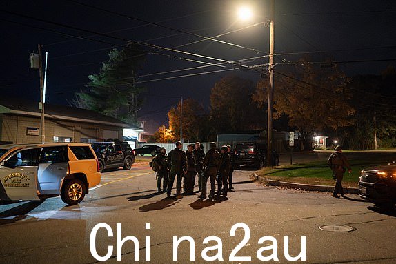 武装执法人员准备离开在缅因州里斯本搜寻之后。 2023 年 10 月 26 日。当局表示,周三晚缅因州刘易斯顿发生两起大规模枪击事件,造成至少 22 人死亡、数十人受伤。