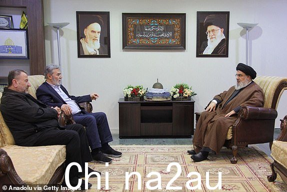 贝鲁特，LEB安能- 10 月 25 日：（----仅编辑使用强制信用 -“真主党新闻办公室/讲义”-无营销，无广告活动 - 作为向客户提供的服务分发----）黎巴嫩真主党秘书长 Hassan Nasrallah（R） ）于2023年10月25日在黎巴嫩贝鲁特会见巴勒斯坦伊斯兰圣战运动秘书长齐亚德·纳哈拉（左二）和哈马斯政治局副局长萨利赫·阿鲁里（左）。（真主党新闻办公室供图） / 讲义/Anadolu 来自 Getty Images)