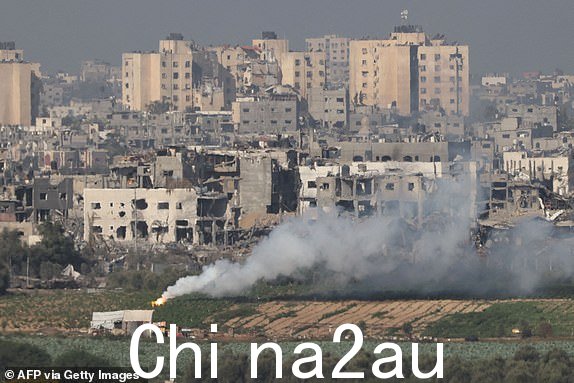 编者注：图文内容/图片取自以色列南部城市斯德洛特2023 年 10 月 26 日，在以色列与巴勒斯坦组织哈马斯之间持续不断的战争中，以色列军队在加沙地带北部发射了照明弹。数千平民自 2023 年 10 月 7 日以来，巴勒斯坦人和以色列人均已死亡，此前以加沙地带为基地的巴勒斯坦哈马斯武装分子进入以色列南部，发动前所未有的袭击，引发以色列对哈马斯宣战，并对加沙进行报复性轰炸。 （Jack GUEZ/法新社拍摄）（JACK GUEZ/法新社通过 Getty Images 拍摄）