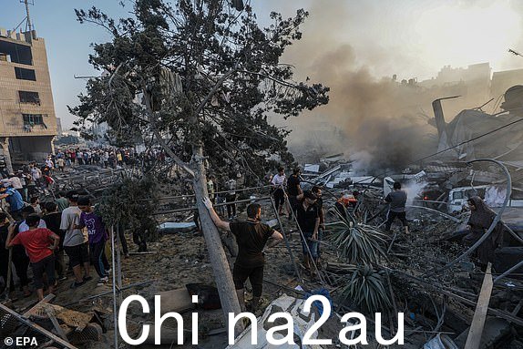 epa10939846 以色列空袭后,巴勒斯坦人在被毁坏的地区检查废墟。加沙城,2023 年 10 月 25 日(2023 年 10 月 26 日发布)。据以色列国防军 (IDF) 和巴勒斯坦卫生当局称,自 10 月 7 日哈马斯武装分子从加沙地带对以色列发动袭击以来,已有 6,500 多名巴勒斯坦人和 1,300 多名以色列人丧生,以色列在加沙和随后是约旦河西岸。 EPA/MOHAMMED SABRE