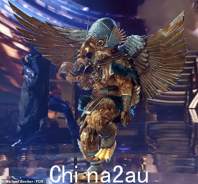 这位 32 岁的演员身穿鹰装,有着宽大的青铜翅膀和肌肉发达的躯干,在《哈利·波特之夜》中获得最低分后摘下了面具。第 10 季。” class=