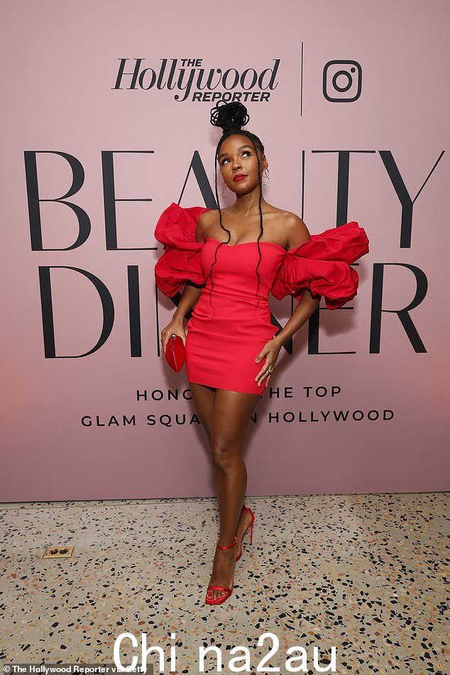戏剧:加奈儿·梦奈 (Janelle Monáe) 身穿红色迷你连衣裙,惊艳亮相,在活动中摆出姿势,炫耀她的色调别针