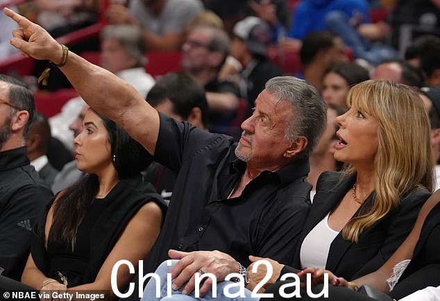 看,宝贝!:这对情侣甜蜜地摆出自拍姿势,由西尔维斯特拍摄,后来他向詹妮弗指出了一些东西,她惊讶地张开了嘴