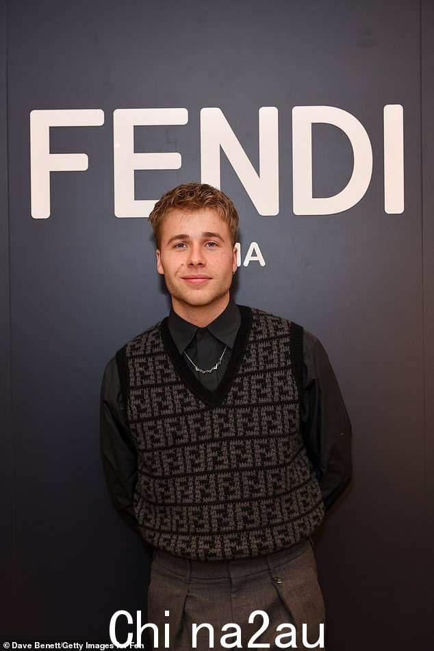 厚脸皮的家伙:皇冠明星艾德·麦克维 (Ed McVey) 穿着 Fendi 印花毛衣背心和黑色衬衫,打造出学院风的造型