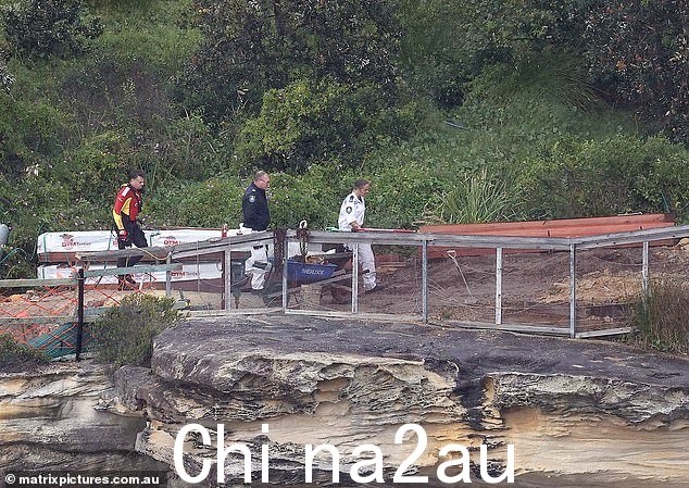 有人看到警察将设备运送到悬崖边缘的建筑工地