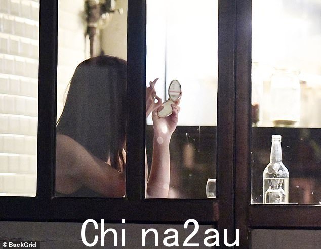 晚上外出:两人还喝了几杯酒,有人看到艾米丽曾在手机上向他展示过一些东西