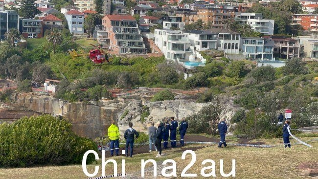 一架直升机已抵达悉尼东部的沃克吕兹 (Vaucluse),试图打捞尸体。图片:NCA