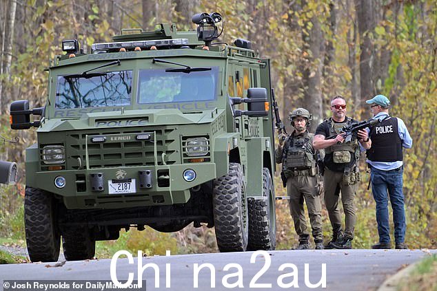 此次骚乱已造成至少 18 人死亡、13 人受伤。周四早上,有人看到官员们从 Schengees 中推出运尸袋