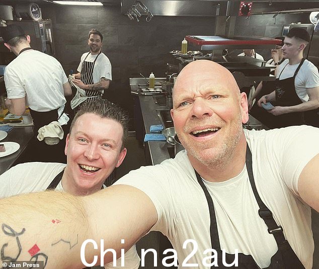 厨师说钓鱼是一项“危险”的工作,尽管人们想知道他在哈罗德百货公司为康沃尔布里尔收取的价格(45英镑)实际上有多少转嫁给了康沃尔渔民” class=