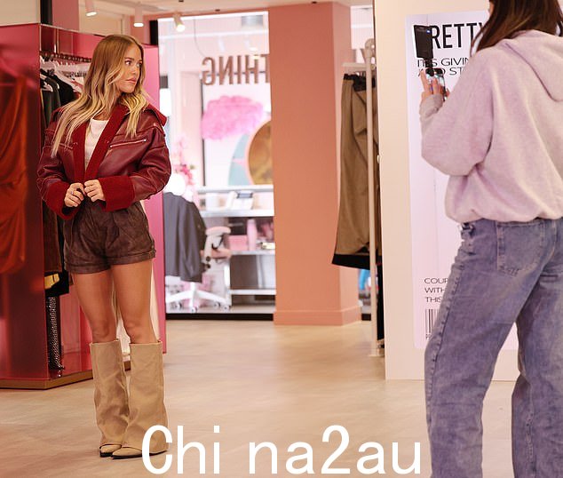 完美图片:看完产品后,Lottie 切换到模特模式,毫不费力地摆出姿势拍照