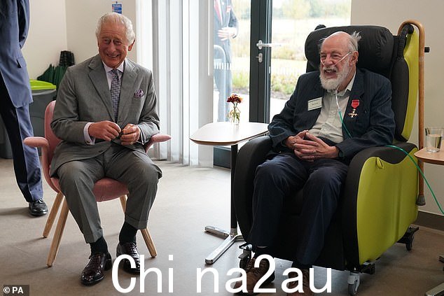 两人坐在一起聊天,查尔斯国王对这个郡充满了赞美