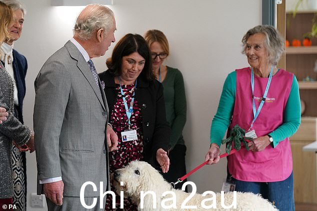 查尔斯今天访问诺福克临终关怀医院时,当她舔他的手并抚摸她时,他笑了