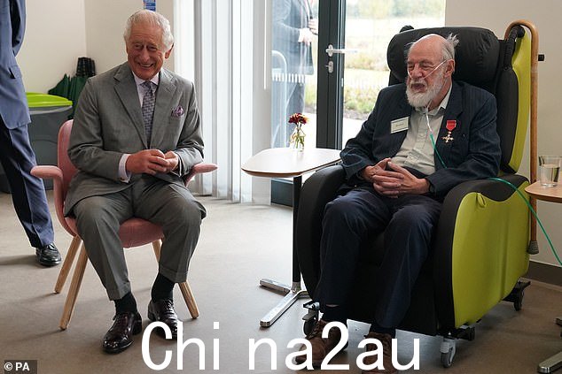 查尔斯今天与病人聊天时情绪很高,谈话中似乎充满笑声