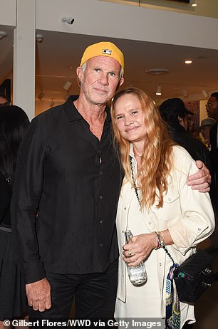 歌手与他的 Red Hot Chili Peppers 鼓手 Chad Smith (L) 一起出现
