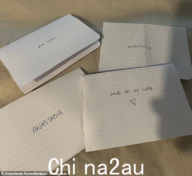 爱情笔记:最后一张照片是一系列写给 Stassie 的爱情笔记,在折叠纸的正面写着甜蜜的话语