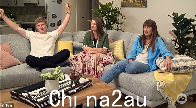 这位 19 岁的自然资源保护主义者在 Celebrity Gogglebox 上讨论他作为热门真人秀联合主持人的新演出,但笨拙地摸索了标题。图为:罗伯特与他的妹妹宾迪和母亲特丽一起上课=