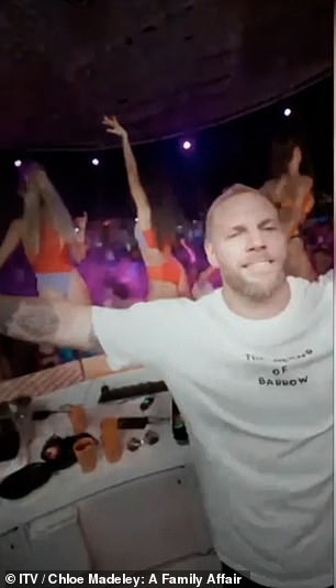在最近的一次采访中,詹姆斯透露,在延长伊维萨岛 DJ 之旅后,他与妻子发生了“一些争吵”