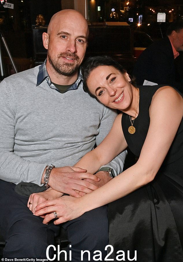文字:阿曼达·阿宾顿 (Amanda Abbington) 的未婚夫乔纳森·古德温 (Jonathan Goodwin) 周四在《舞动奇迹》退出后分享了另一句神秘的话