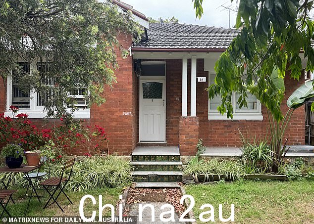 周五下午 4 点后,两名侦探带着一堆证据袋来到了位于悉尼东部肯辛顿的 Thijssen 与一位前圣安德鲁大教堂学校学生兼曲棍球运动员合住的半独立公寓