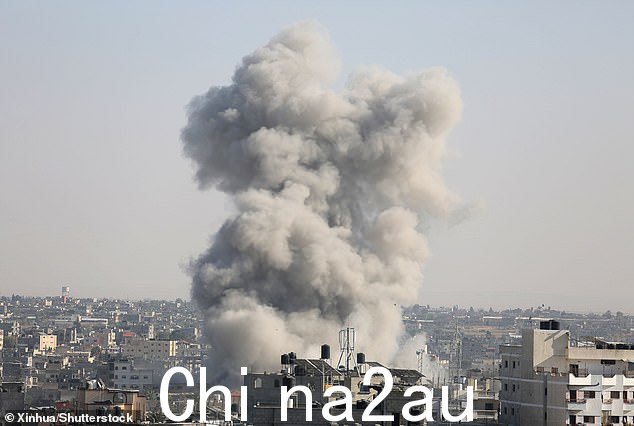 以色列空袭加沙地带南部城市拉法后烟雾升起