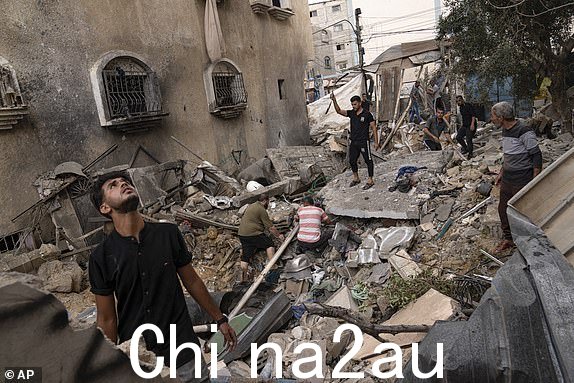 巴勒斯坦人检查废墟2023 年 10 月 27 日星期五，加沙地带南部汗尤尼斯的一所房屋遭到以色列空袭后。（美联社照片/Fatima Shbair）