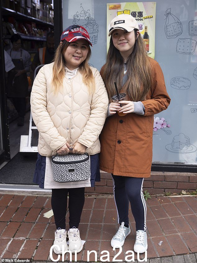 Mandy Lo,40 岁(左)与女儿和 GCSE 学生 Gabby Kam,16 岁(右)搬到萨顿,因为担心香港的政治局势会影响她的教育