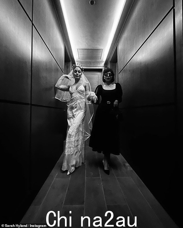 喜怒无常的场景:这位《摩登家庭》女演员穿着红茶裙和毛皮大衣,在她的标题中写道,“着装要求:白衣新娘全黑””类=