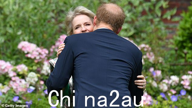 2021 年 7 月 1 日在伦敦,哈里王子在肯辛顿宫下沉花园为戴安娜王妃雕像揭幕时向朱莉娅·塞缪尔致意,这天本该是她的 60 岁生日