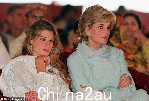 1996 年 2 月访问肖卡特卡努姆医院时,戴安娜穿着淡蓝色的沙尔瓦卡米兹,坐在杰迈玛汗旁边