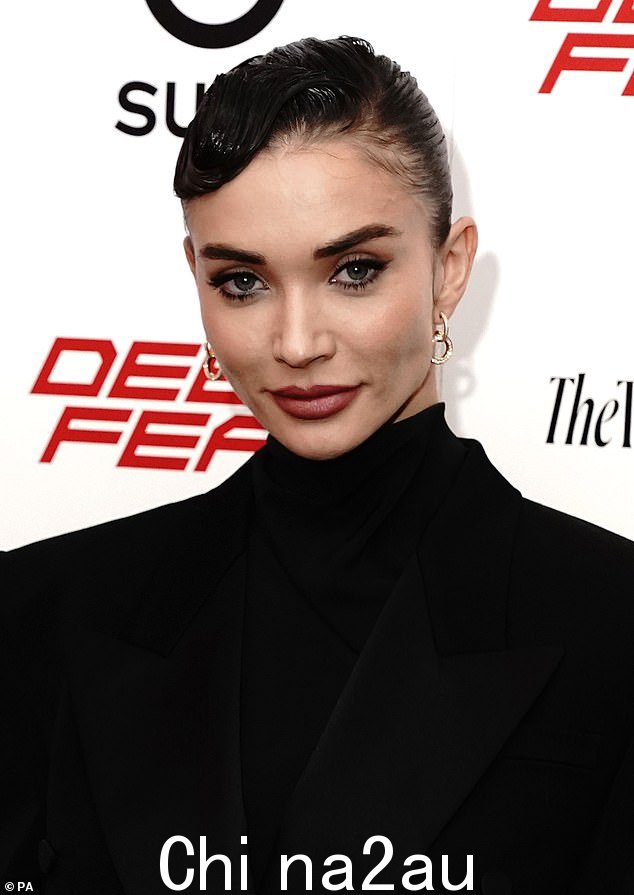 Stunner:艾米风格她的巧克力锁住了侧分的高辫子、粗眼线以及迷人的胭脂唇膏